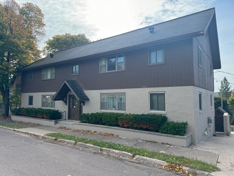 Building Photo - 930 Elm St