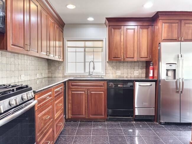 Building Photo - 4525 Maple St