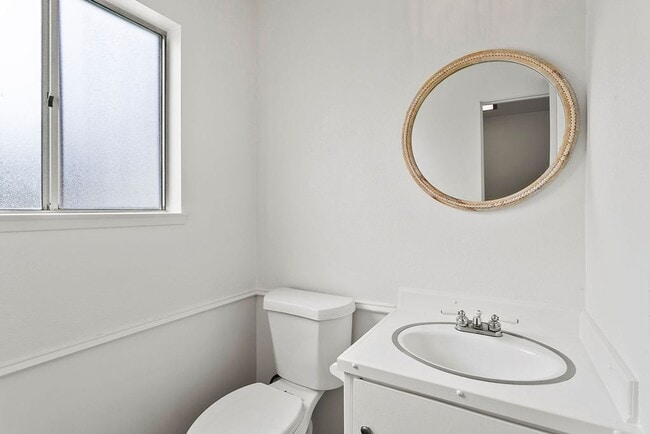 Building Photo - Bright, Beautiful & Newly Updated with Oce...