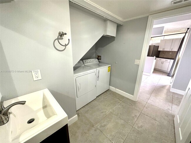 Building Photo - 22970 Oxford Pl