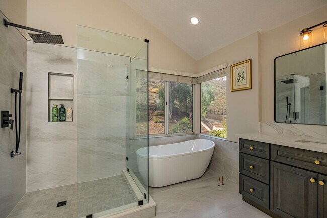 Building Photo - Fully Furnished! Prestige Luxury Single 5b...