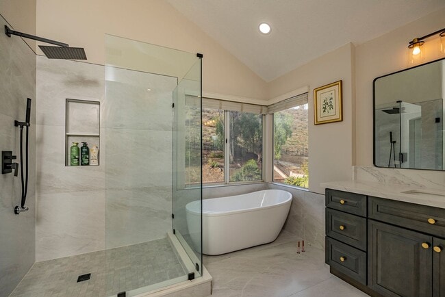 Building Photo - Prestige Luxury Single 5bed 3bath House