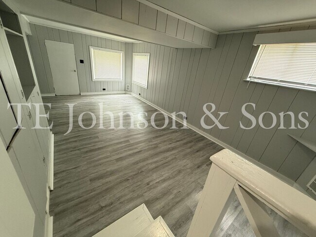 Building Photo - Charming Renovated 3BR Home