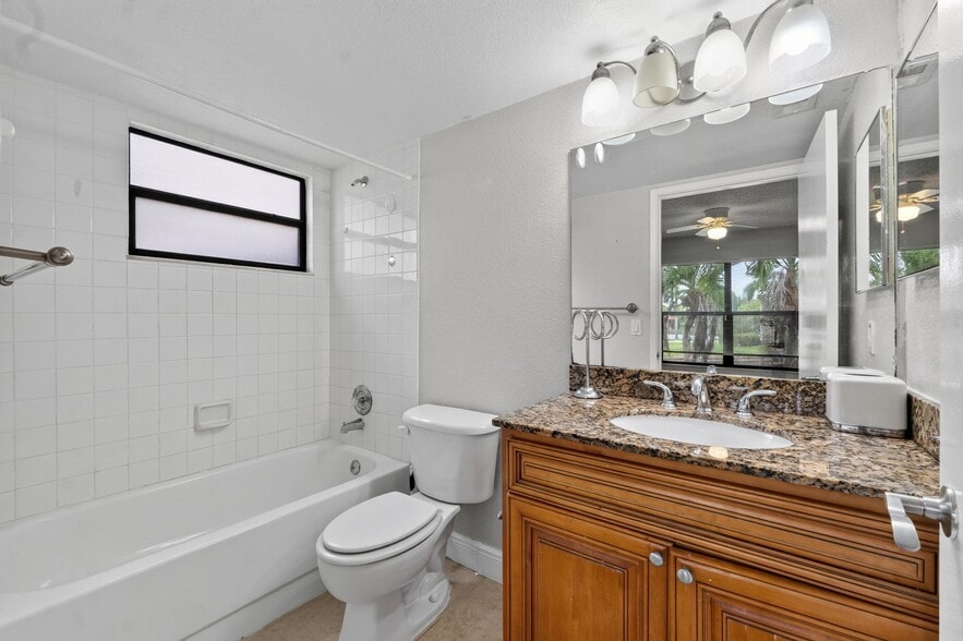 Building Photo - 1543 Lake Crystal Dr