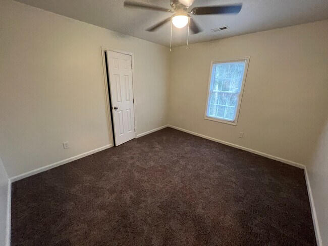 Building Photo - Room in House on Fieldmont Ct