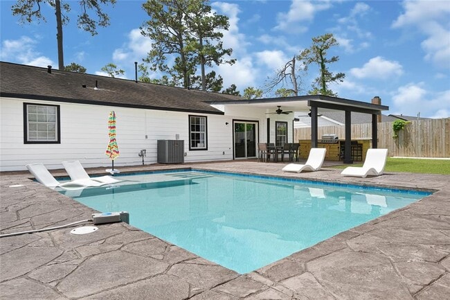 Building Photo - 12115 Wood Forest Dr