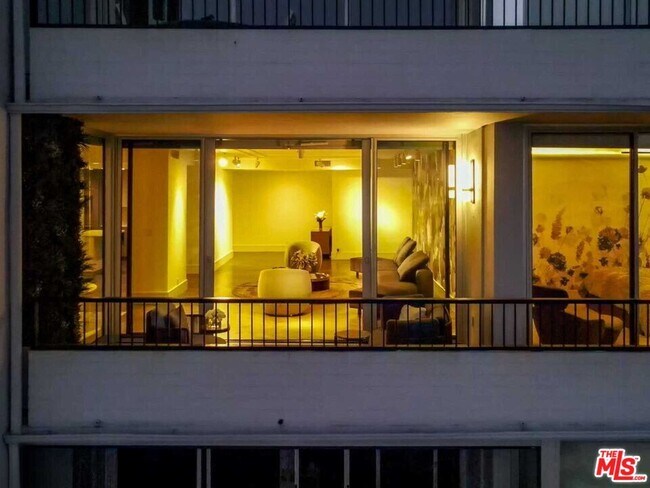 Building Photo - 1100 Alta Loma Rd