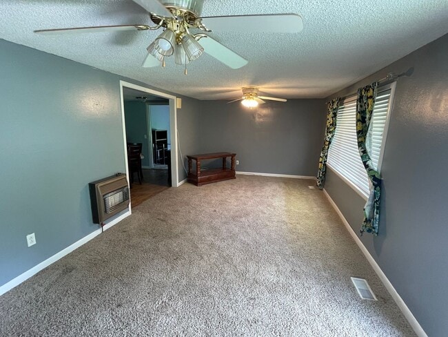 Building Photo - 3 Bedroom 1 Bathroom House Stilwell, OK