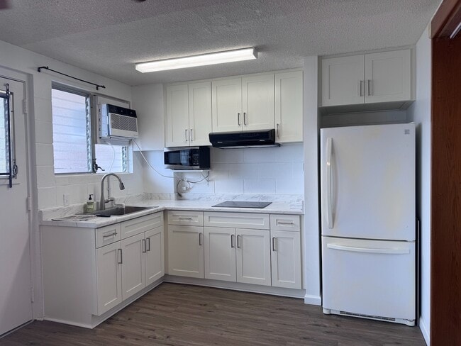 Building Photo - Studio in Liliha - Down the road from Lili...