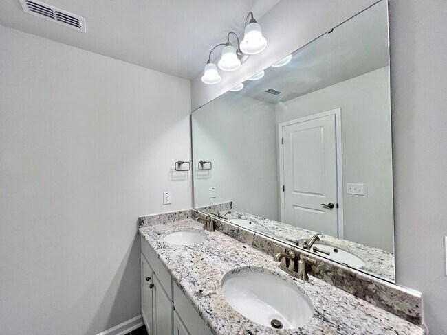 Building Photo - 812 McKenzie Pk Ter