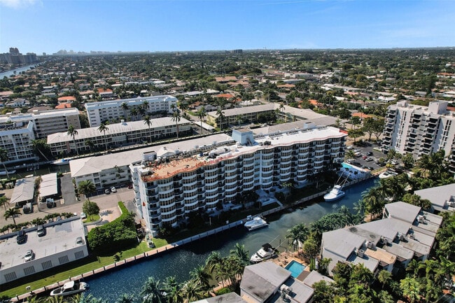 Building Photo - 3051 NE 48th St