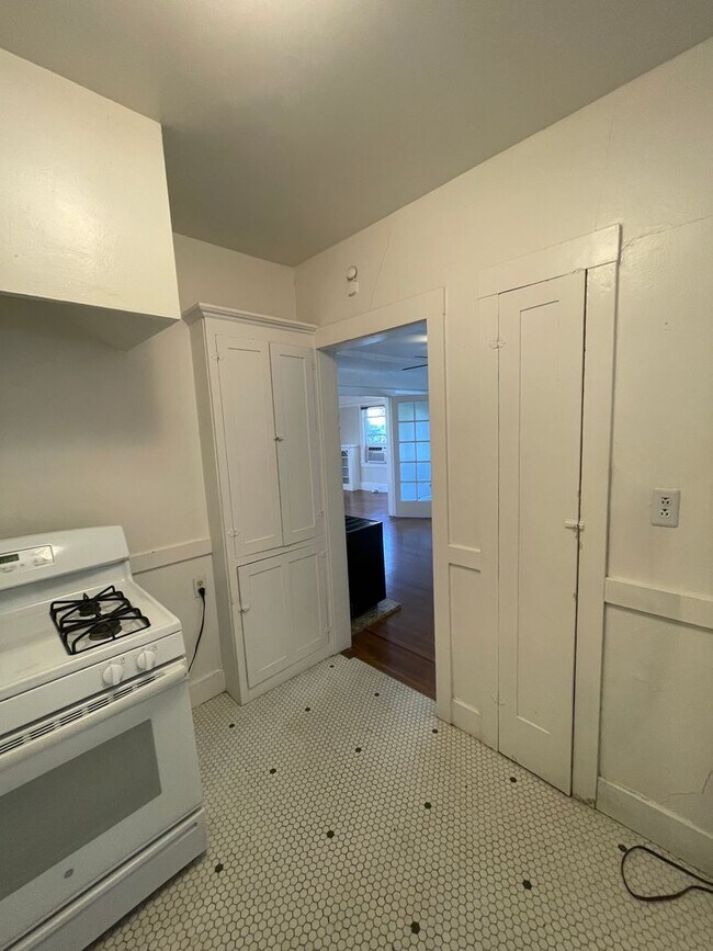Building Photo - Charming one-bed, one-bath apartment in Midtown