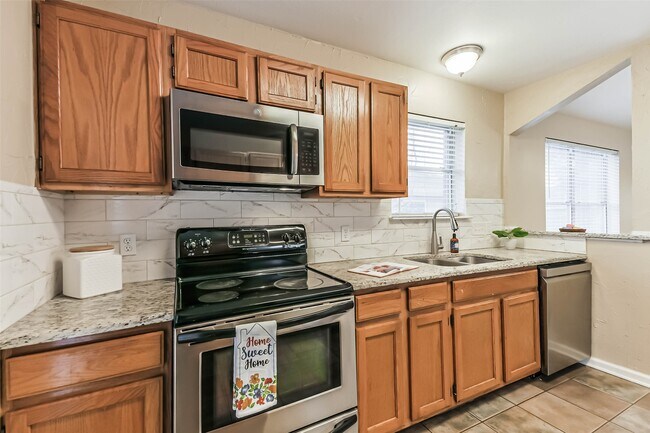 Building Photo - 10926 Waterview Cir