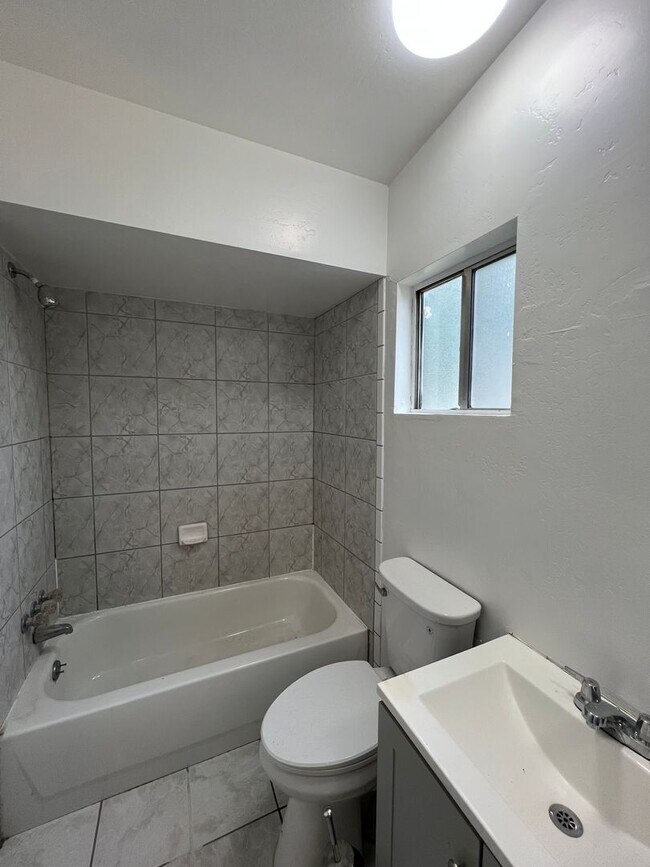 Building Photo - Charming 3-bedroom home!