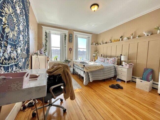 Building Photo - AWESOME ALLSTON 5 BED/2 BATH FOR 9/1/2026