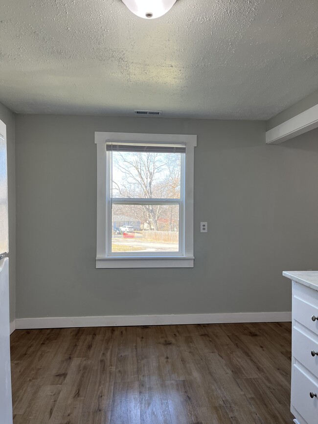 Kitchen dining area - 5943 Raytown Rd