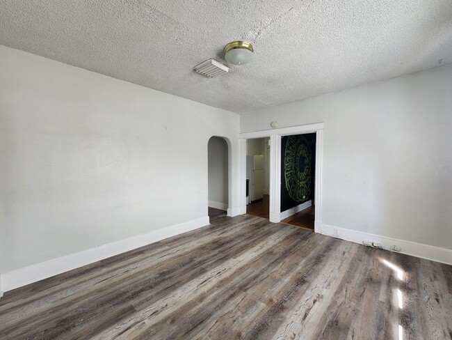 Building Photo - MonARLi 12-Plex