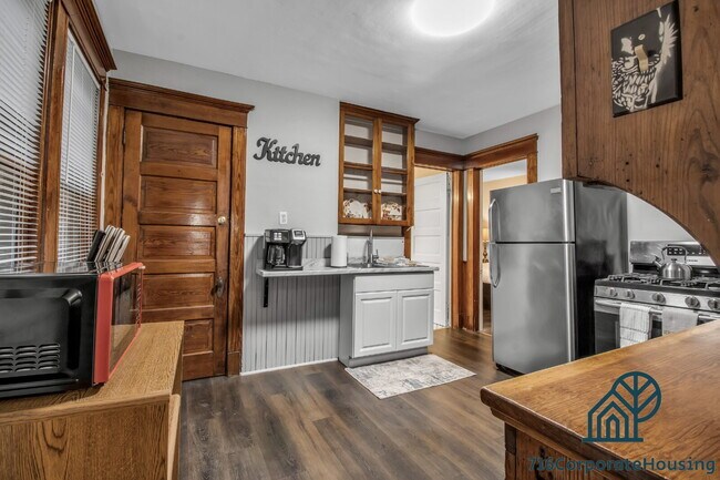 Building Photo - Furnished 3-Bedroom Upper Apartment on Bird Ave