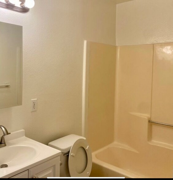 Building Photo - 1511 Mariposa Ave