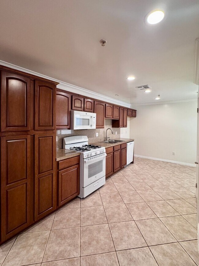 Building Photo - Spacious 3 bedroom condo in Van Nuys