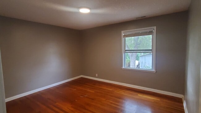 Building Photo - Spacious 2 Bd Main Level Duplex