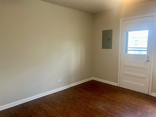 Building Photo - 3 Bedroom available Near Cherry Creek State Park!