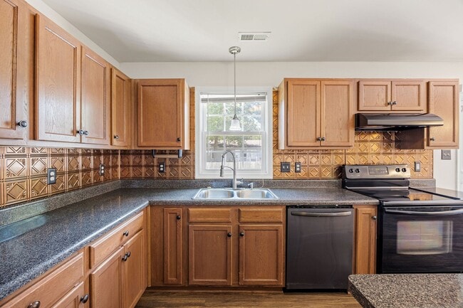 Building Photo - Recently Renovated 3 Bedroom Home in North...