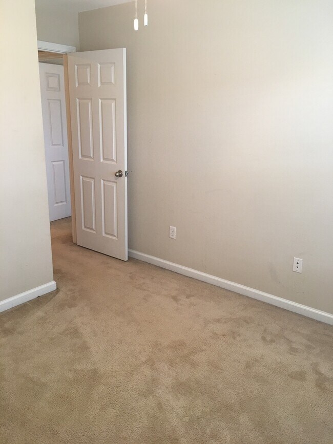 Building Photo - Townhome Available in Richmond Hill City Limits!