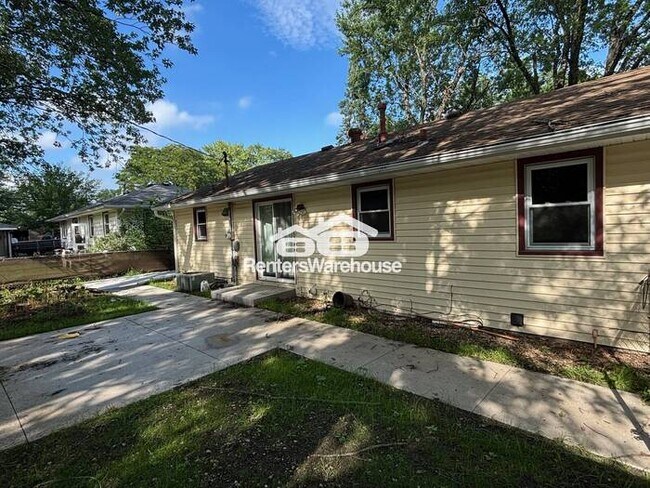 Building Photo - Available now - Beautifully Updated 4 Bedr...
