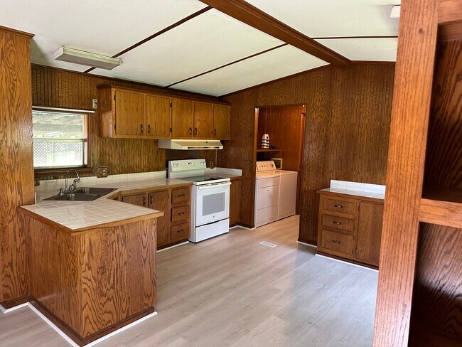 Building Photo - 1053 Pointe Claire Dr