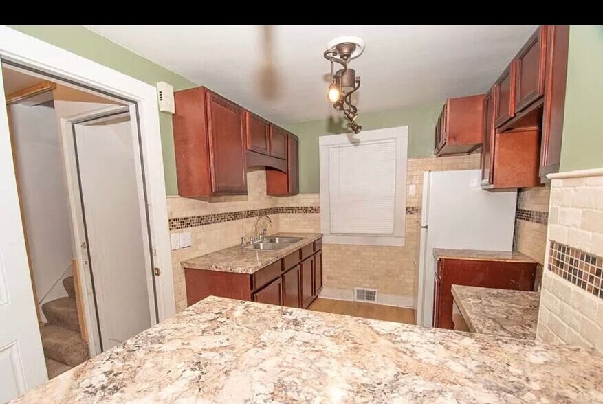 Building Photo - 337 St Lawrence Ave