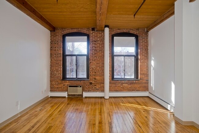 Building Photo - 45 Willow St