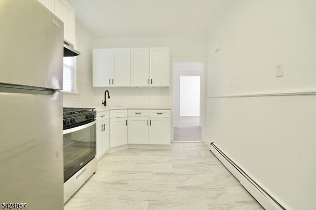 Building Photo - 11 Howard Pl