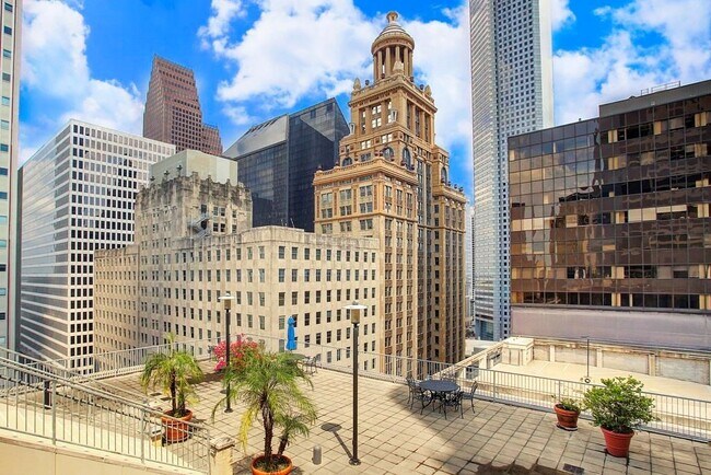 Building Photo - 914 Main St