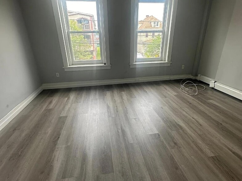 Building Photo - 16 River St