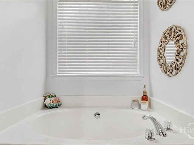 Building Photo - Beautiful 3BR/3BA Home with Private Pool in Commerce