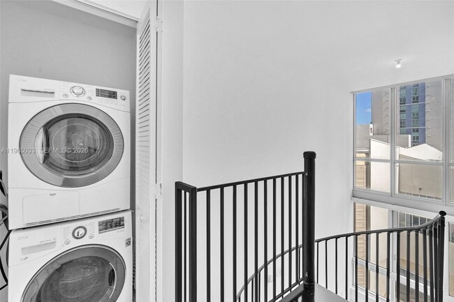 Building Photo - 300 S Biscayne Blvd