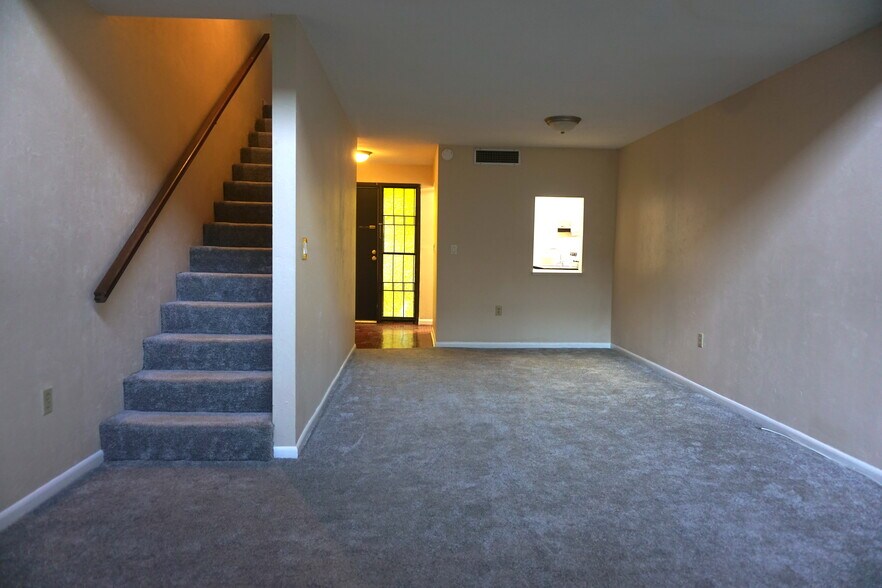 Building Photo - 705 SW 75th St