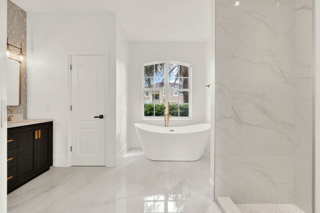Building Photo - RENOVATED 5 BEDROOM FENCED IN, GOLF FRONTA...