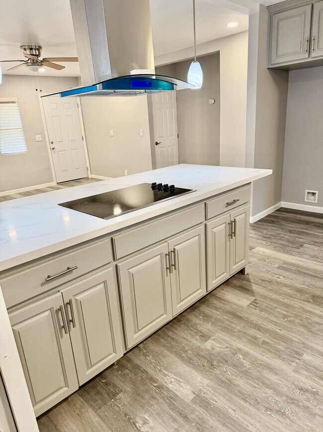 Building Photo - 972 S Hope Ave