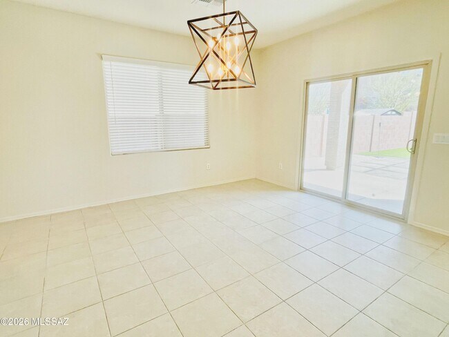 Building Photo - 866 E Artesia Pl