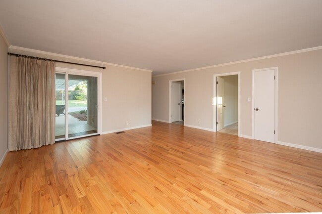 Building Photo - **ADORABLE DUBLEX IN BELLE MEADE WITH AMAZING YARD SURROUNDED BY MULTI-MILLION DOLLAR HOMES**