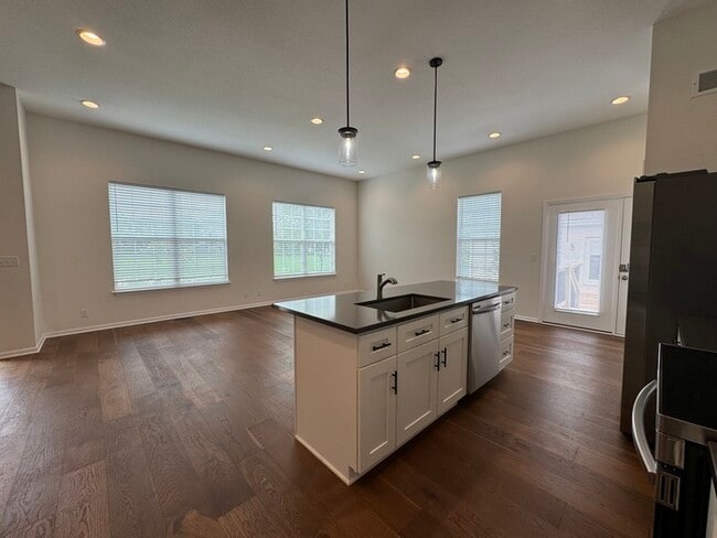 Building Photo - 4 bed 3 bath 2 car garage all maintenance ...