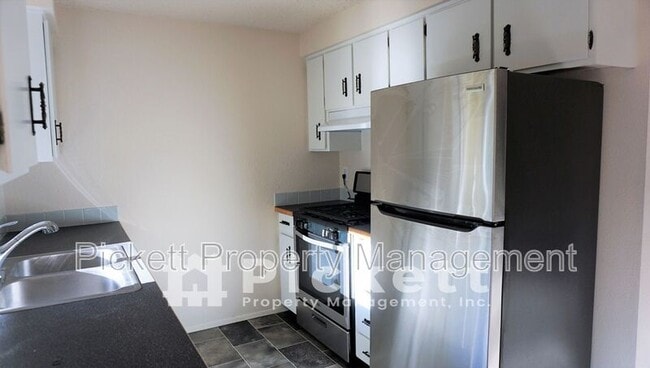 Building Photo - 2221 NE Lexington Dr