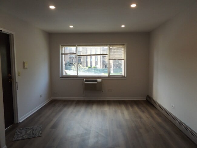 Building Photo - 710 W Huntington Commons Rd