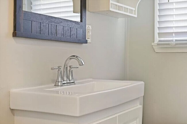 Building Photo - Cozy 3BD/1BTH Home Conveniently Located near I-240 & I-44