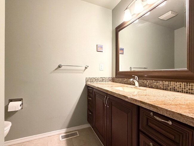 Building Photo - Charming 3 bed + den, 2 bath Federal way Rambler