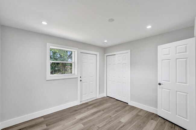 Building Photo - 5601 SW 36th Ct