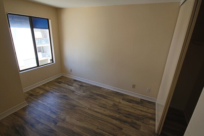 Building Photo - Best Priced 2 Bedroom Condo in the Heart o...