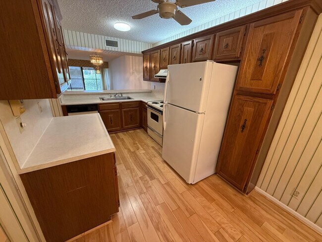 Building Photo - 6215 Coral Lake Dr